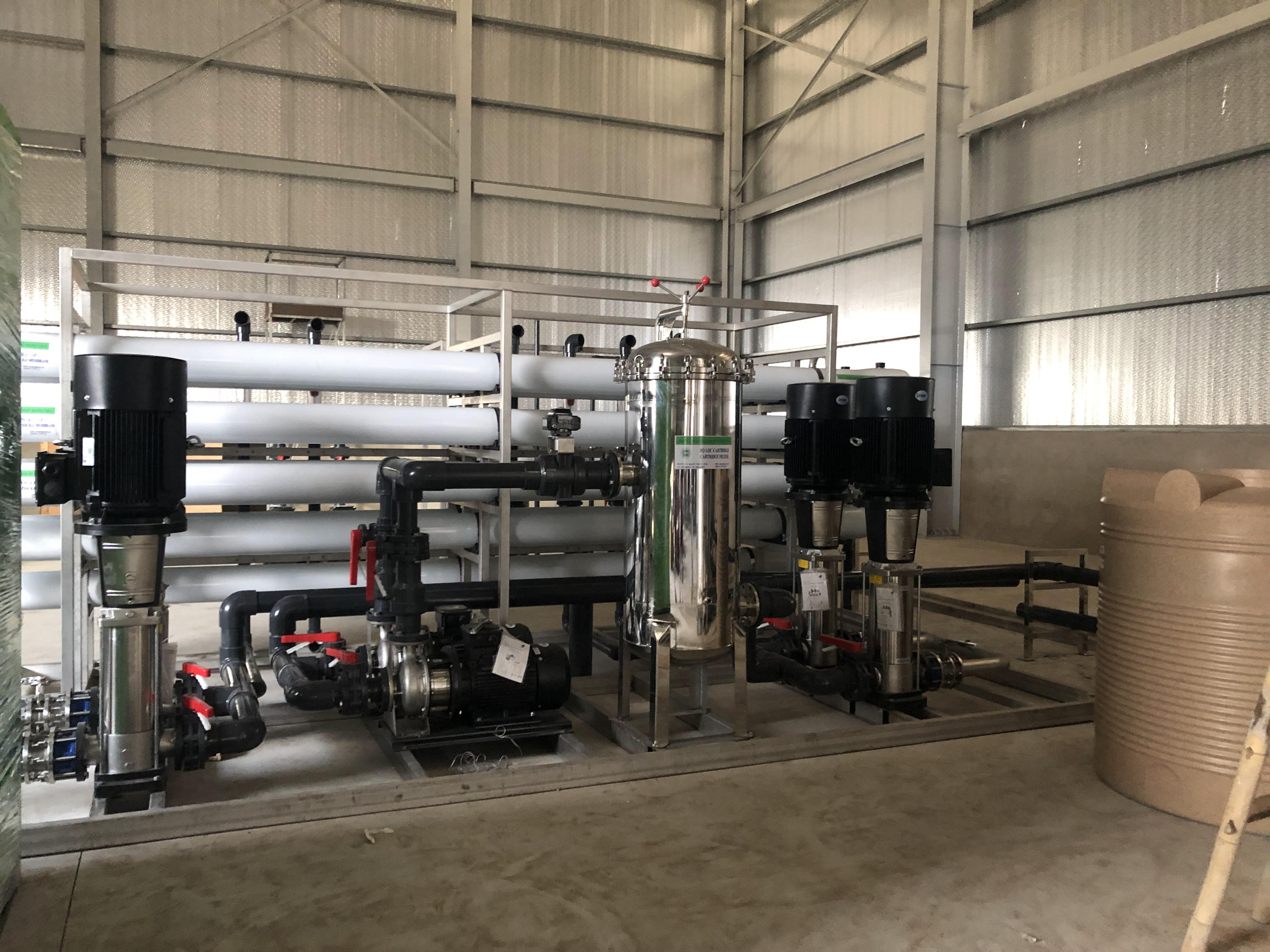 Lắp đặt và bảo trì hệ thống xử lý nước RO trong xưởng giặt là
